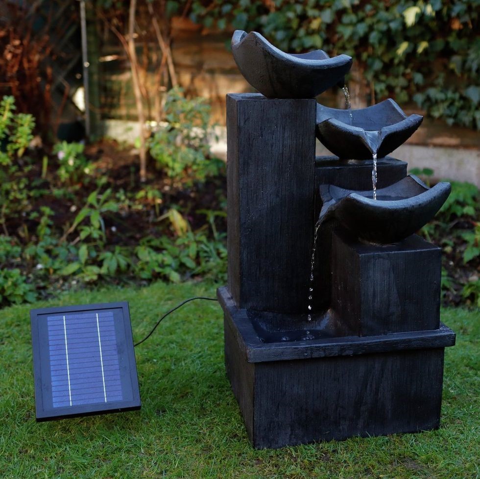 Această instalaţie de apă cu aspect de ardezie în cascadă are o sursă de energie solară ce poate fi conectată la nevoie, dotată cu baterii de rezervă.