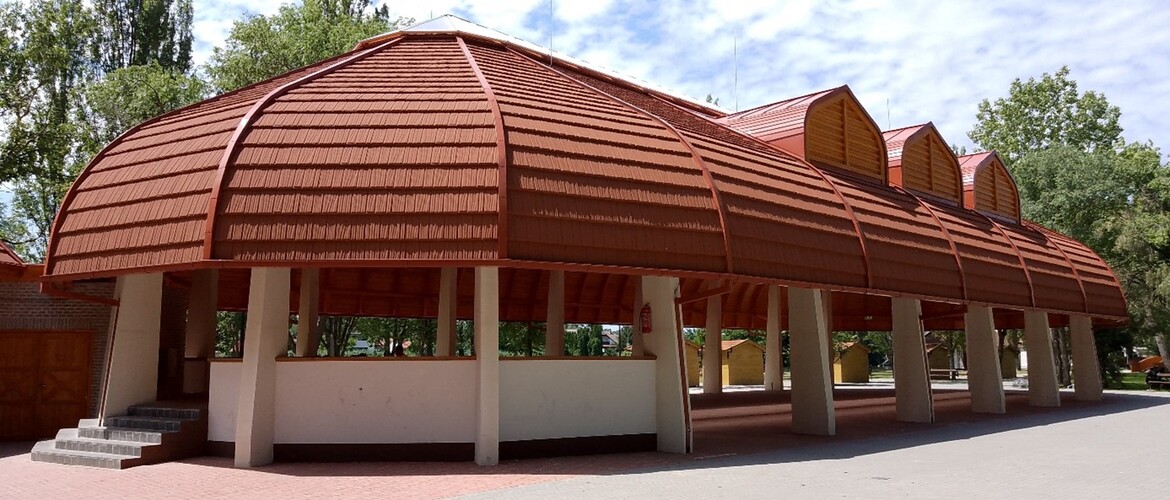 OAZĂ URBANĂ: UN ACOPERIŞ REVOLUŢIONAR ÎNCUNUNEAZĂ NOUL CENTRU DE EVENIMENTE DINTR-UN PARC LUXURIANT (STUDIU DE CAZ)